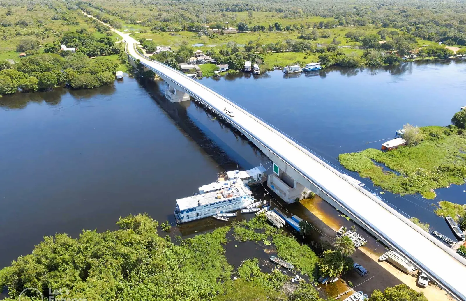Vista aérea da ponte sobre o Rio Miranda no Passo do Lontra