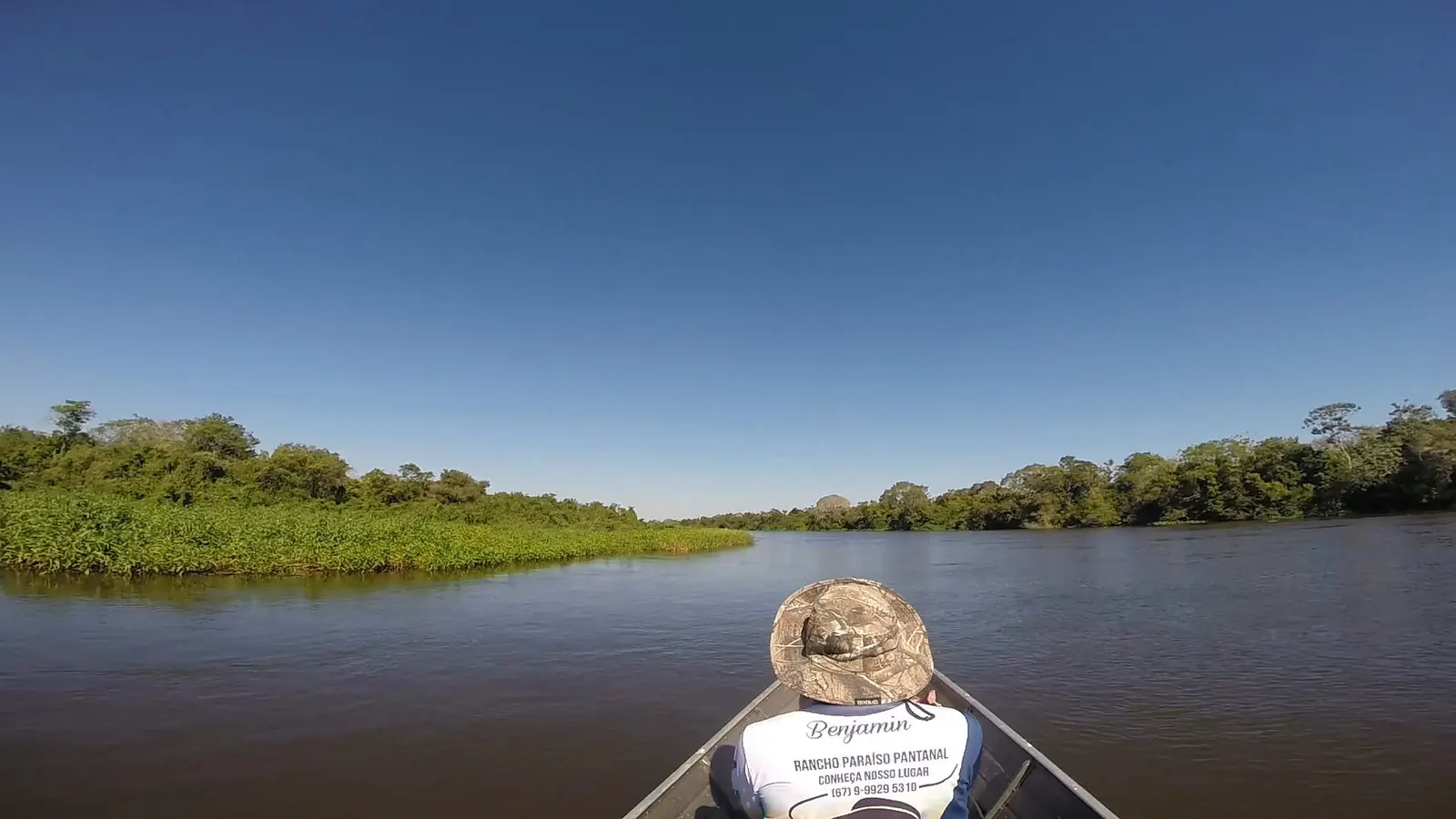 Pescador mostrando um peixe no barco